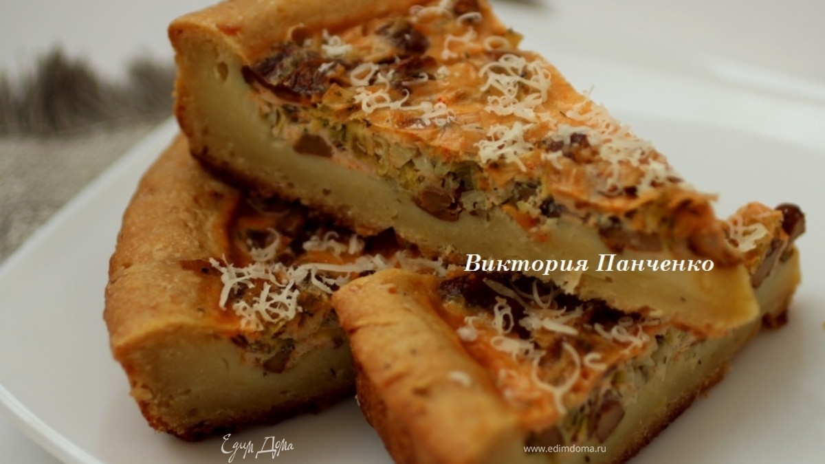 Картофельный пирог с луком-пореем и лисичками