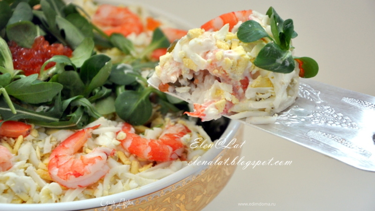 Салат с креветками и красной икрой