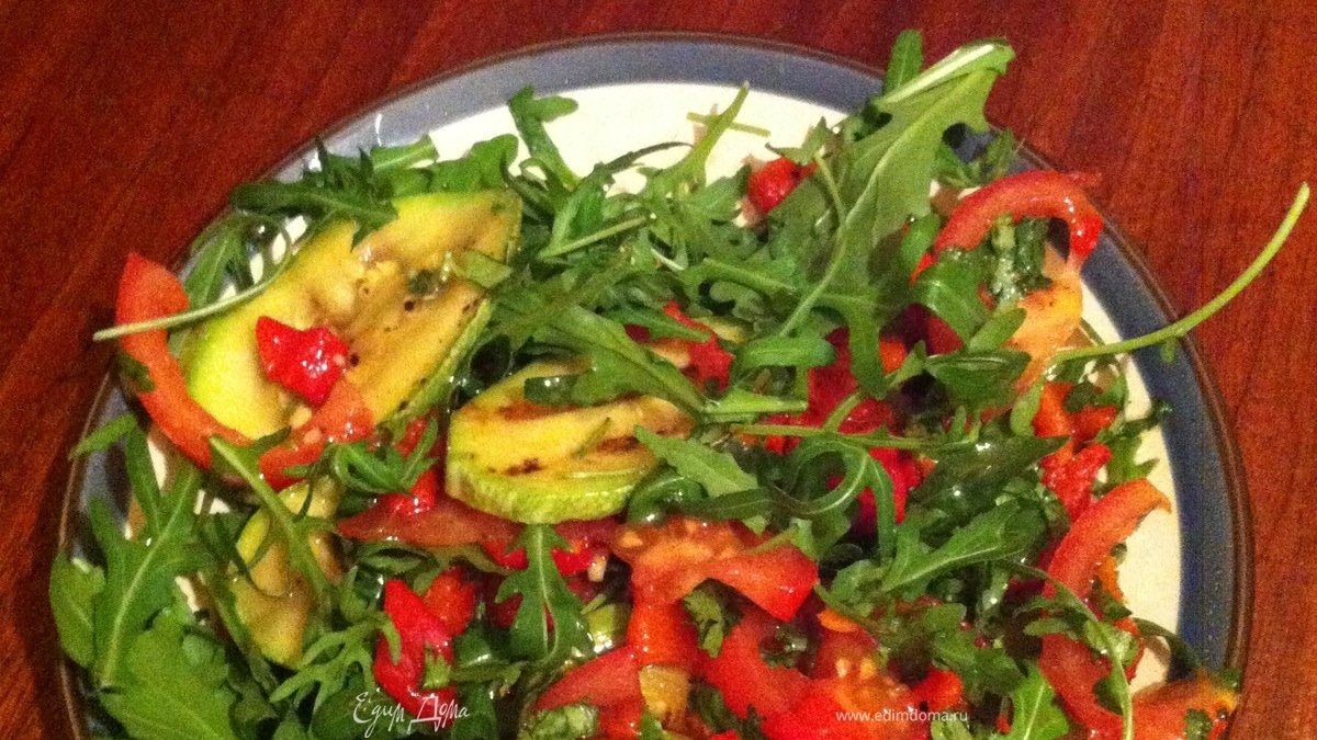Салат по-итальянски с цукини, запеченным перцем и руколой