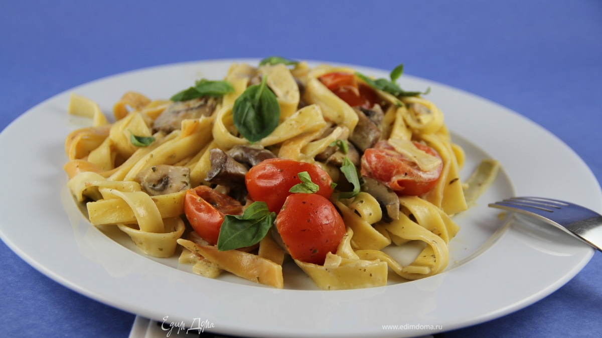 Паста с грибами, томатами черри и соусом со сливками и песто