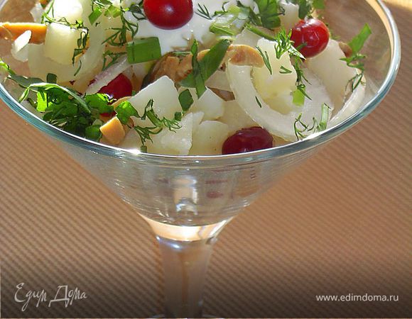 Картофельный салат с грибами и клюквой
