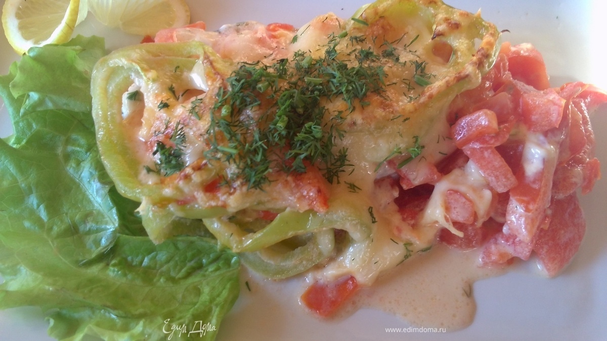 Морской коктейль, запеченный с помидорами и сыром