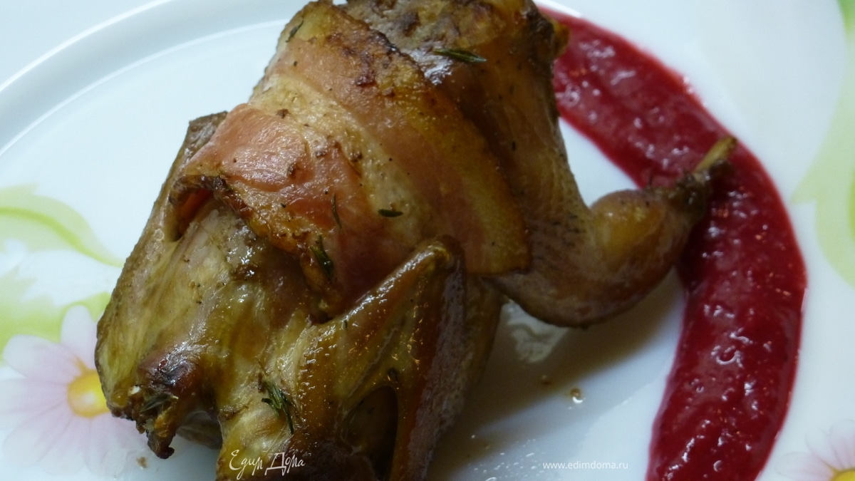 Перепела, фаршированные брусникой