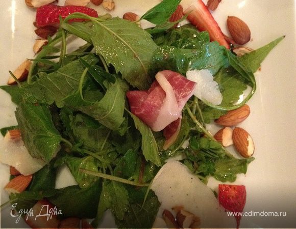 Салат с орешками, хамоном и клубникой