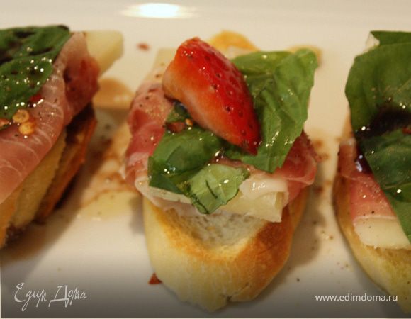 Гренки с хамоном и клубникой