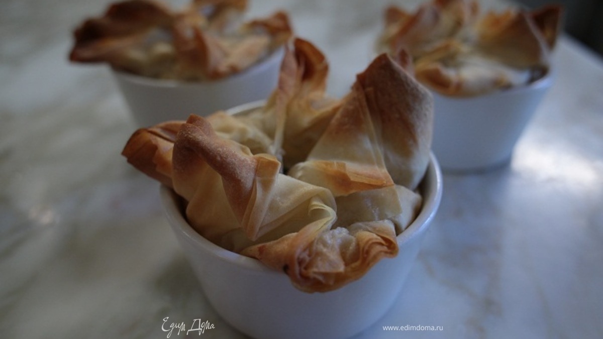 Закрытые корзиночки с моцареллой и шпинатом