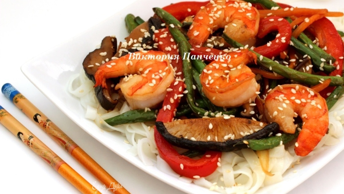 Стир фрай с креветками и рисовой лапшой
