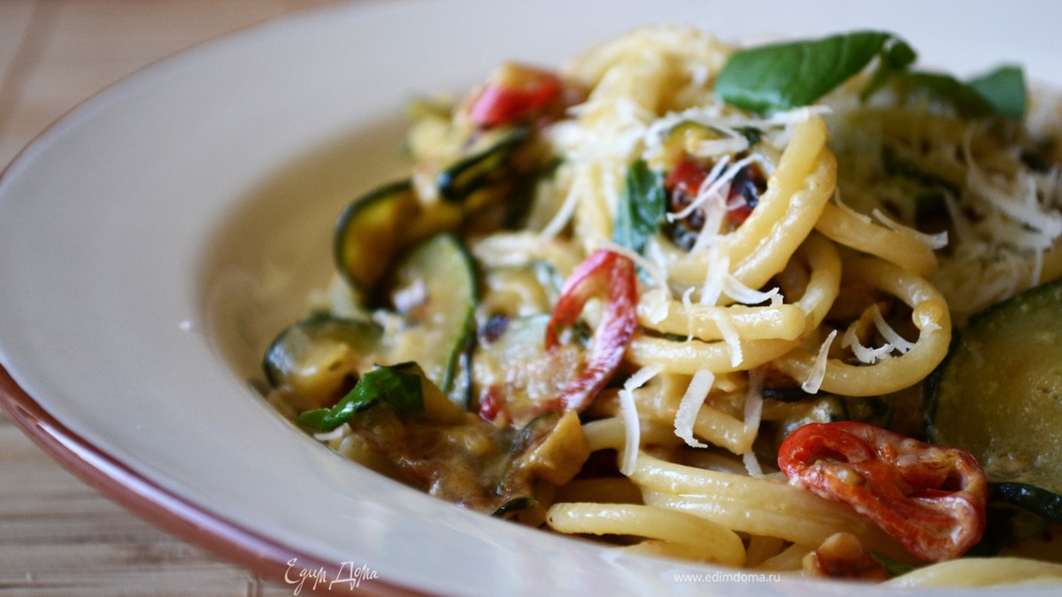 Спагетти с цукини, перцем чили и базиликом