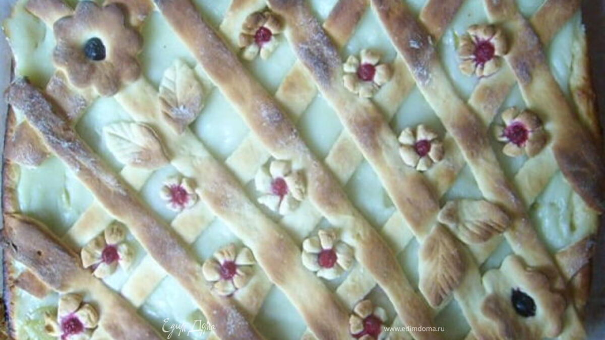 Творожно-дрожжевой пирог с ревенем и ванильным кремом