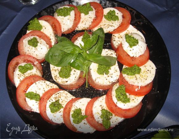 Закуска из помидоров, моцареллы и песто