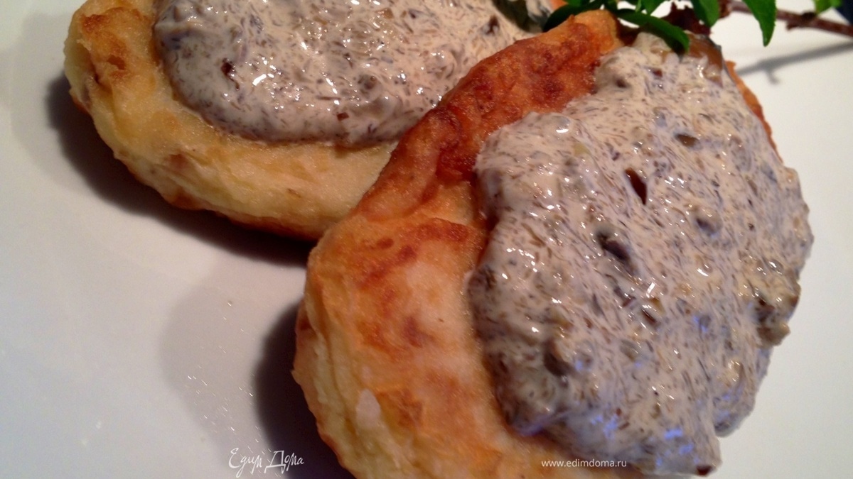 Картофельные котлеты со сливочно-грибным соусом