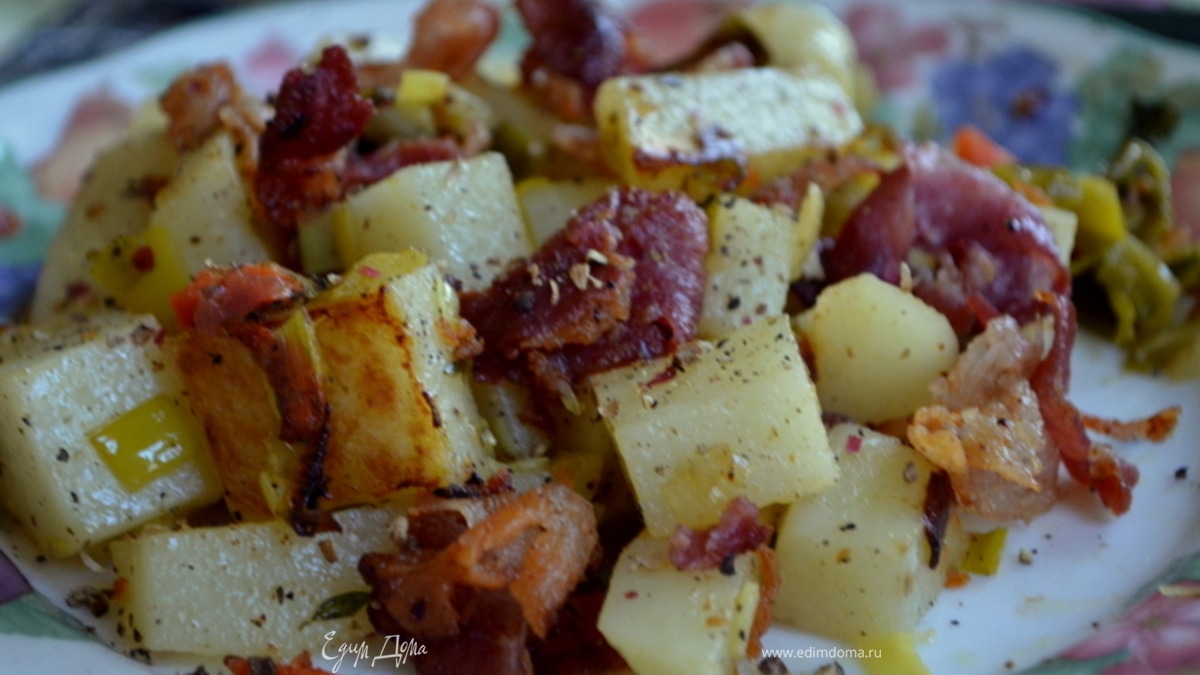 Теплый салат с беконом и луком пореем