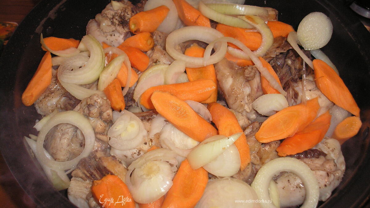 Кролик с морковкой и луком