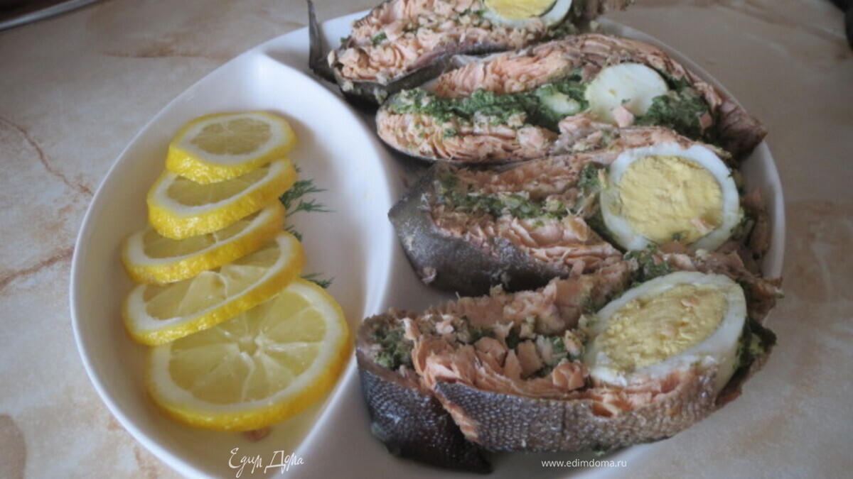 Горбуша с яйцом и шпинатом