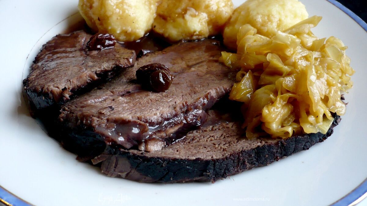 Квашеное жаркое с клецками и глазированной капустой «Мясо моей мечты»