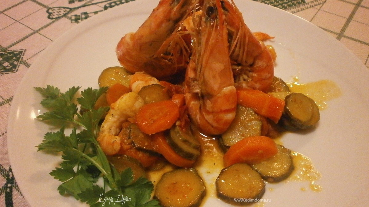 Креветки в бренди с гарниром из овощей по сезону в двух вариантах