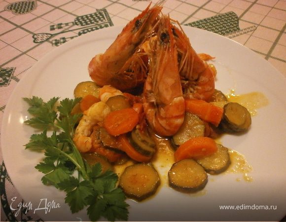 Креветки в бренди с гарниром из овощей по сезону в двух вариантах