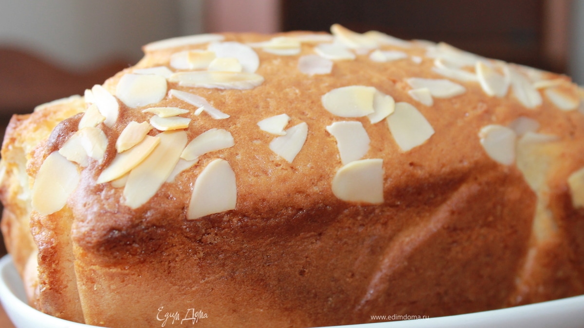 Лимонный кекс с миндальными лепестками
