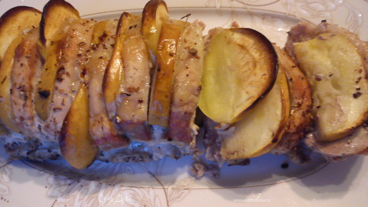 Свиная корейка с яблоками и тимьяном