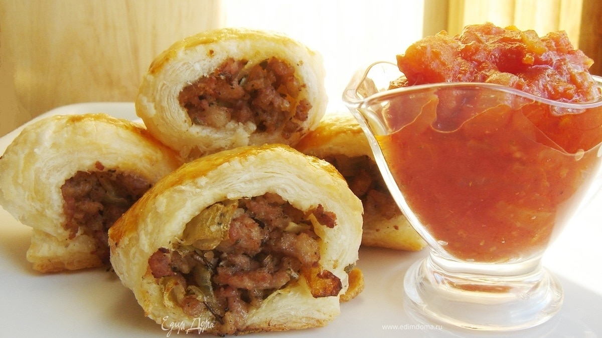 Колбаски в тесте с томатным чатни