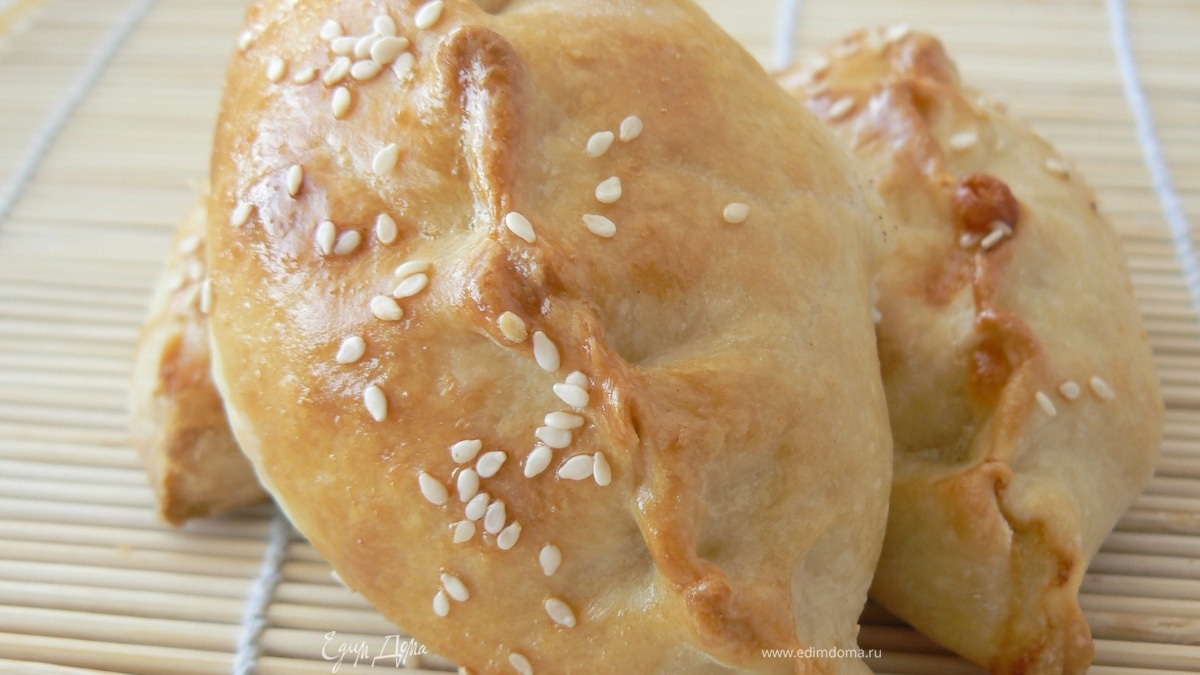 Закусочные пирожки с брынзой и зеленью