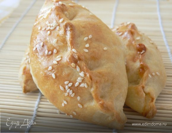 Закусочные пирожки с брынзой и зеленью Закусочные пирожки с брынзой и зеленью