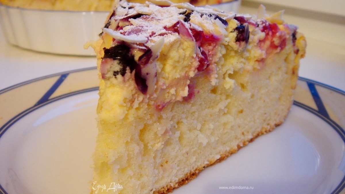 Сливочный пирог с творожной заливкой и ягодами