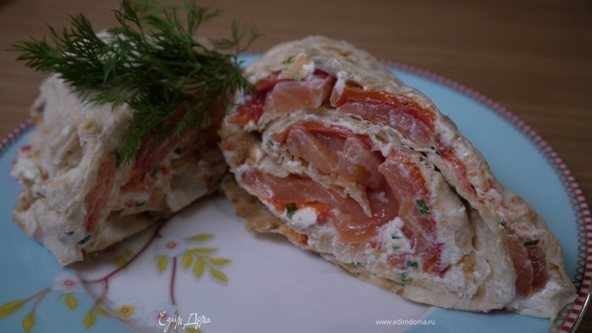 Рулет из лаваша с семгой, сладким перцем и козьим сыром 