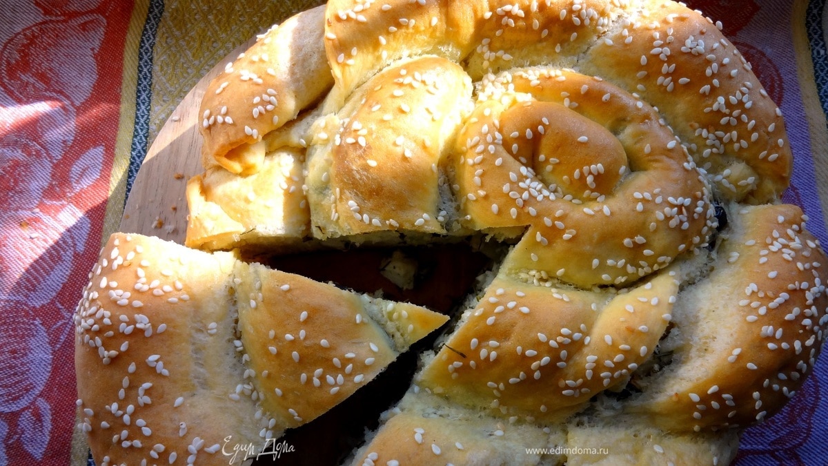 Пирог с брынзой, зеленью и маслинами