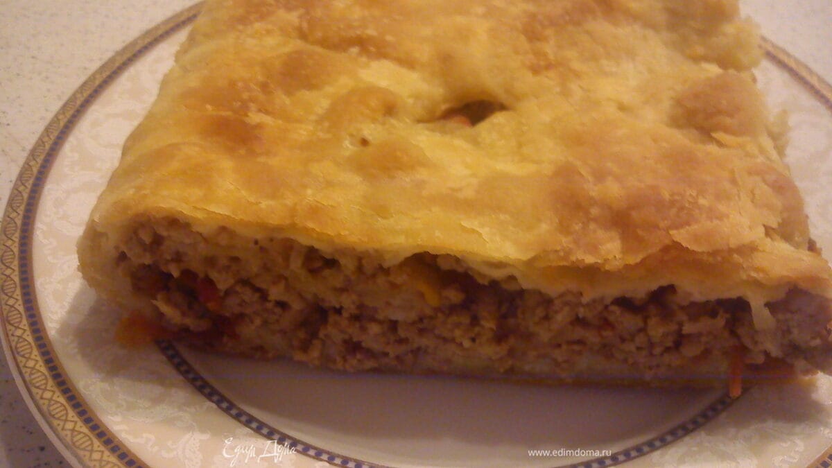 Пирог с мясным фаршем и вялеными помидорами