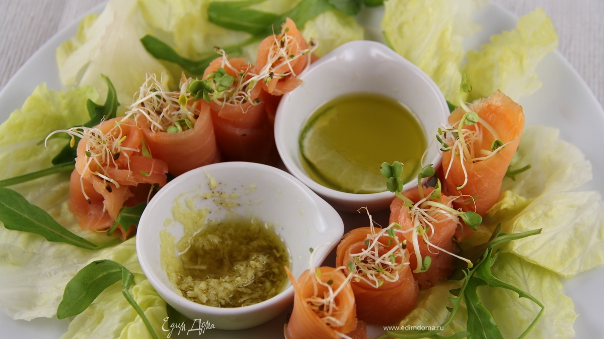 Буше из копченого лосося с проростками и двумя соусами