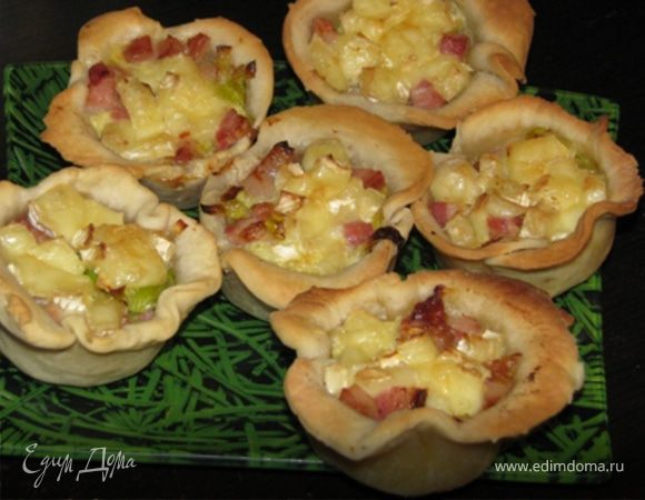 Тарталетки, фаршированные сыром бри и луком-пореем