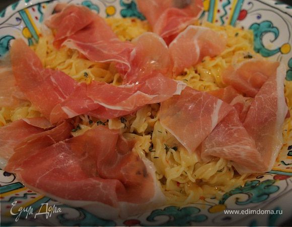 Тальятелле с ветчиной и томатно-оливковым соусом Тальятелле с ветчиной и томатно-оливковым соусом
