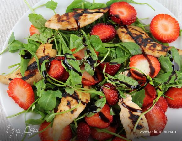 Салат с руколой, курицей и клубникой