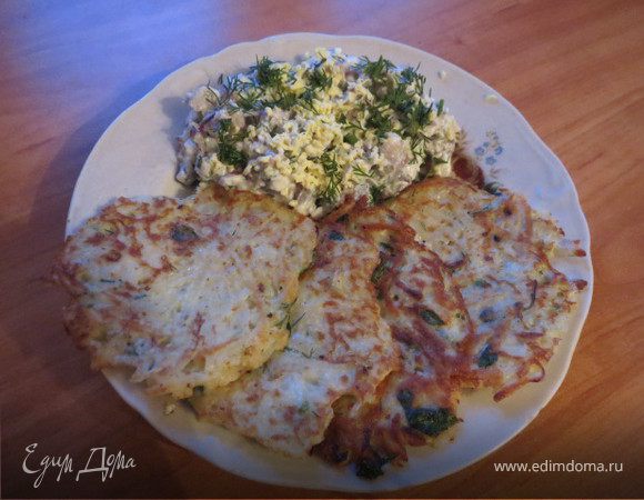 Драники с селедочным салатом