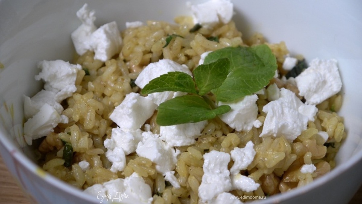 Рисовый салат с козьим сыром, грецкими орехами и карри