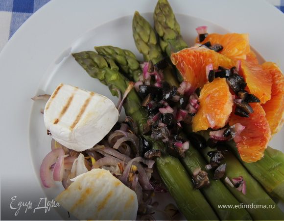 Салат из спаржи с красным луком-гриль, козьим сыром и апельсином Салат из спаржи с красным луком-гриль, козьим сыром и апельсином