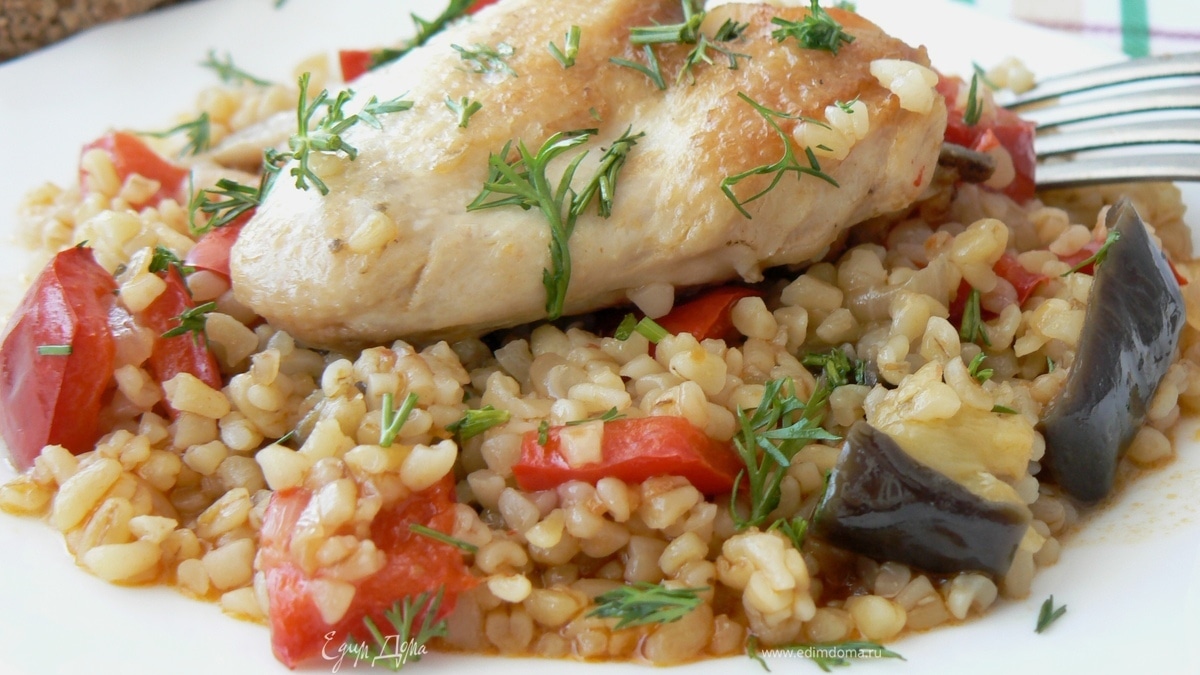 Курица с булгуром, перцем и баклажаном