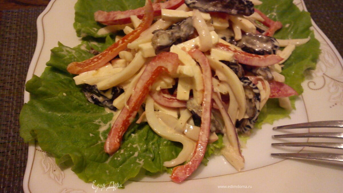 Салат из кальмаров с черносливом