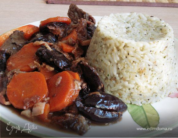 Говядина с черносливом и беконом