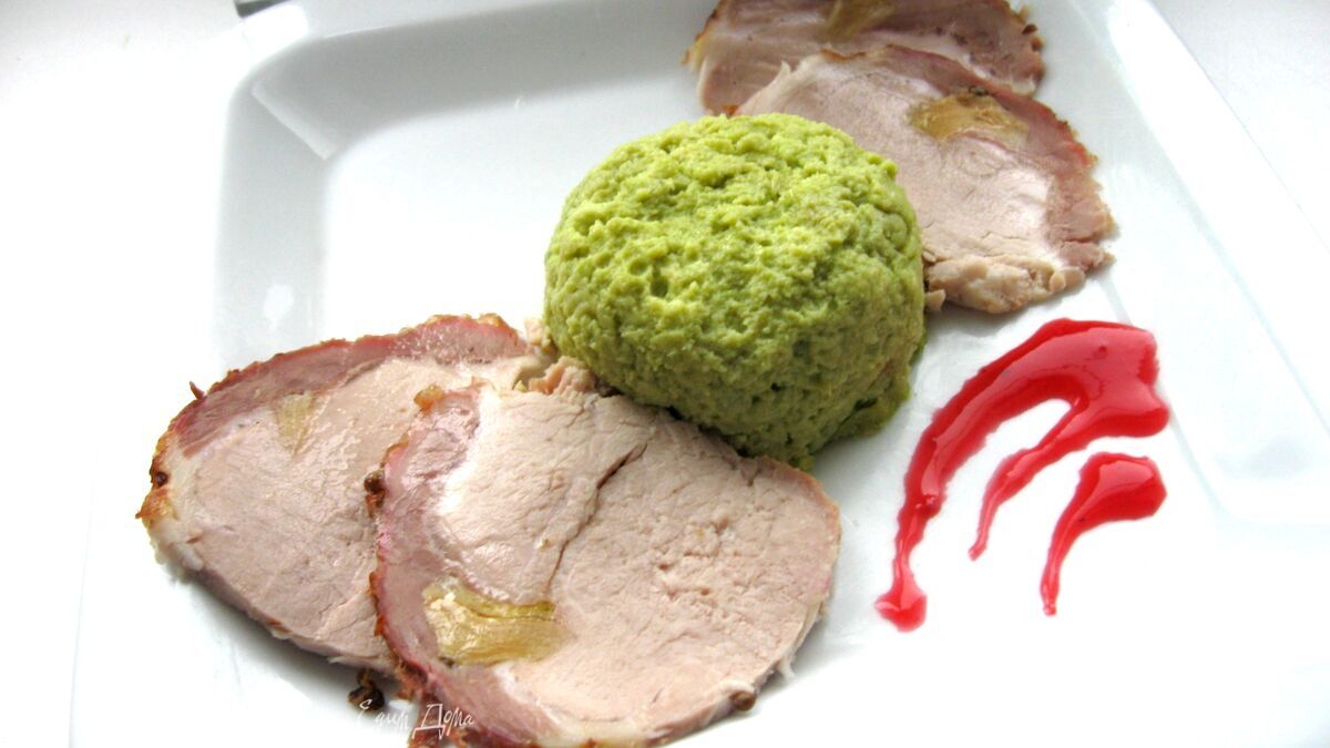 Запеченная свинина с суфле из зеленого горошка «Бабочки прилетели»