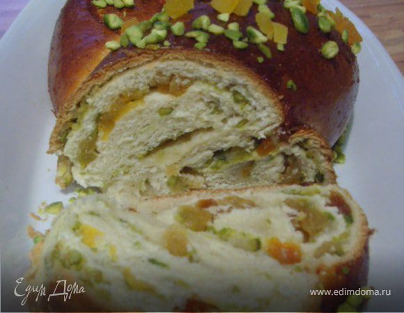 Хала с курагой и фисташками