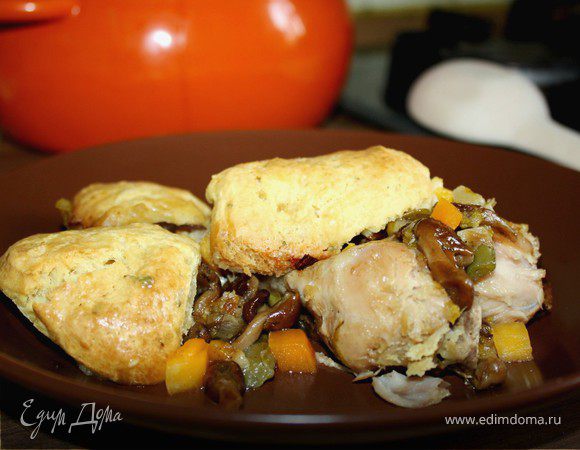 Куриный кобблер с тимьяновыми лепешками Куриный кобблер с тимьяновыми лепешками