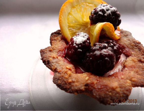 Миндальные корзинки с ежевикой