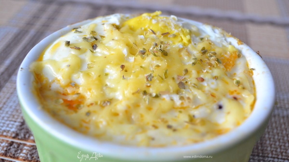 Овощи под соусом бешамель с яйцом