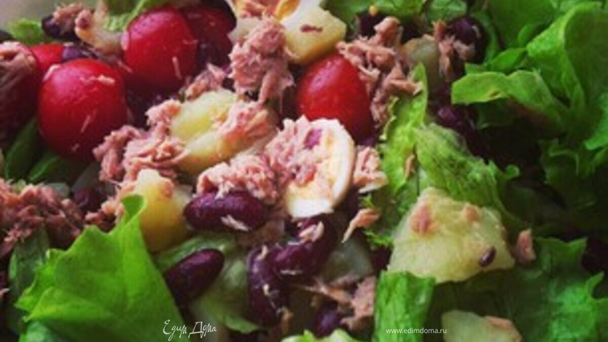 Салат с тунцом, фасолью и перепелиными яйцами