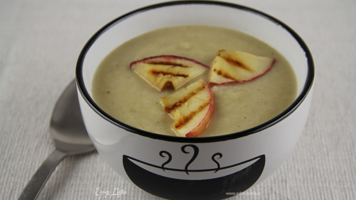 Суп-пюре из сельдерея с яблоком, сидром и чеддером