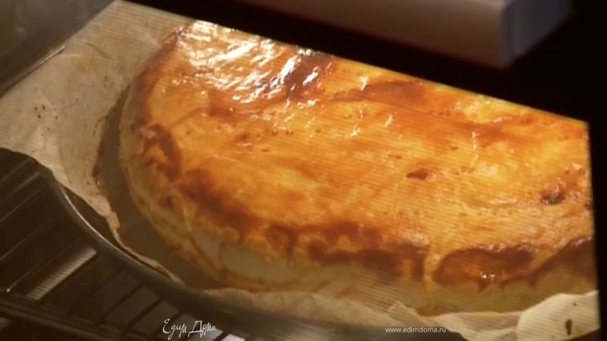 Луковый пирог с козьим сыром и пармезаном