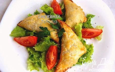 Рецепт Салат с пирожками из морепродуктов