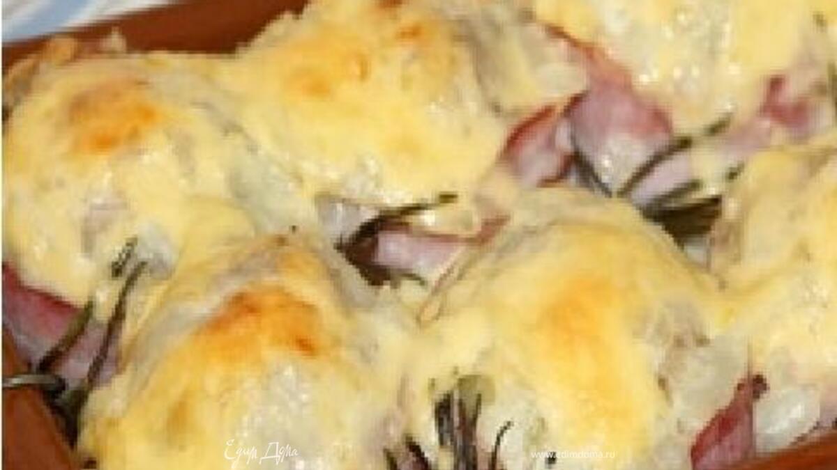 Лук фаршированный, запеченный в беконе по рецепту Дж. Оливера